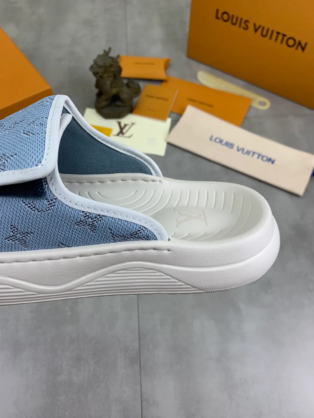 Men's shoes 💰P320💰【New style】🆘 Original quality 【LOUIS VUITTON】The popular Louis Vuitton LV men's slippers on the official website are on sale simultaneously! Original fabric imported from Italy. Original bottom provided by the original factory. Number of yards: 38-44 (customized to 45). Multiple colors to choose from. Fully packaged drawer box.